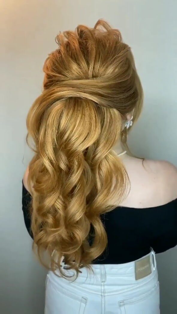 Upięcie z rozświetlonych blond włosów na okazję