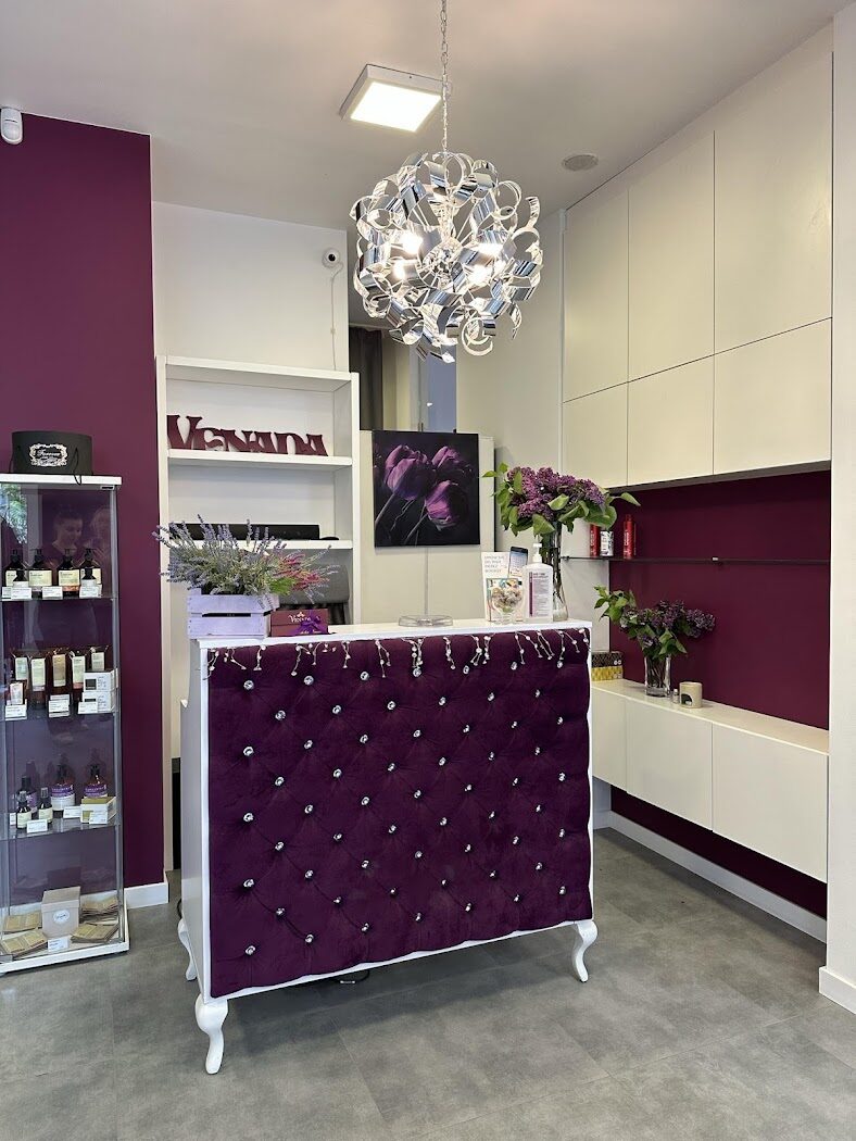 Recepcja salonu Venada z podświetlanym logo i witrynami produktów do pielęgnacji